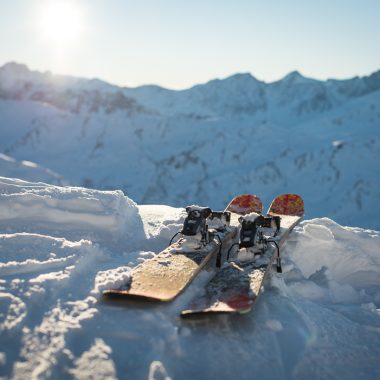 Skis et neige au coucher du soleil