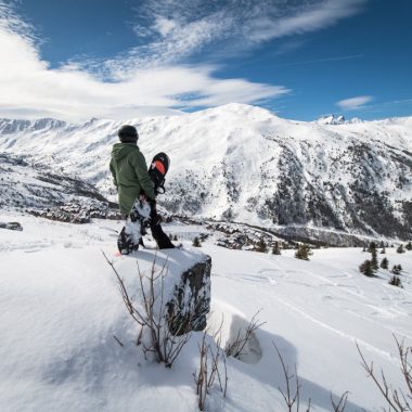 Snowboardeuse regardant la vue sur Valmeinier