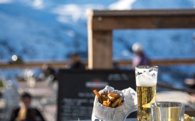 Plat et boissons devant le panorama de Valmeinier