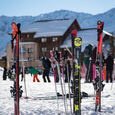 Skis plantés dans la neige