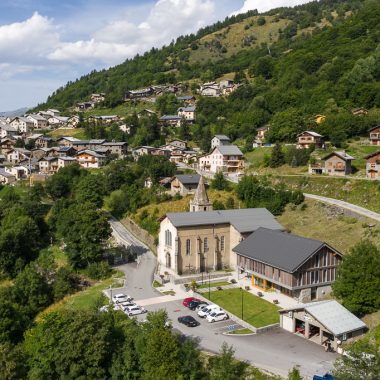 Photo en drone de la mairie de Valmeinier et du village